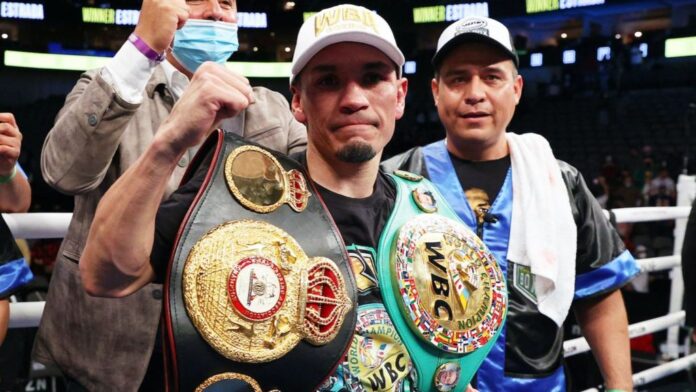 Juan Estrada beat Roman Gonzalez on a split decision to be crowned unified super-flyweight world champion.